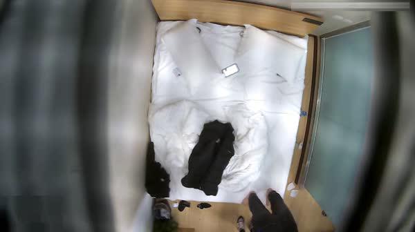 火车站旁小旅店俯拍年龄不大的小情侣见面开房啪啪女友被干的表情销魂叫床声很稚嫩发育不错奶子很大淫水弄湿床单